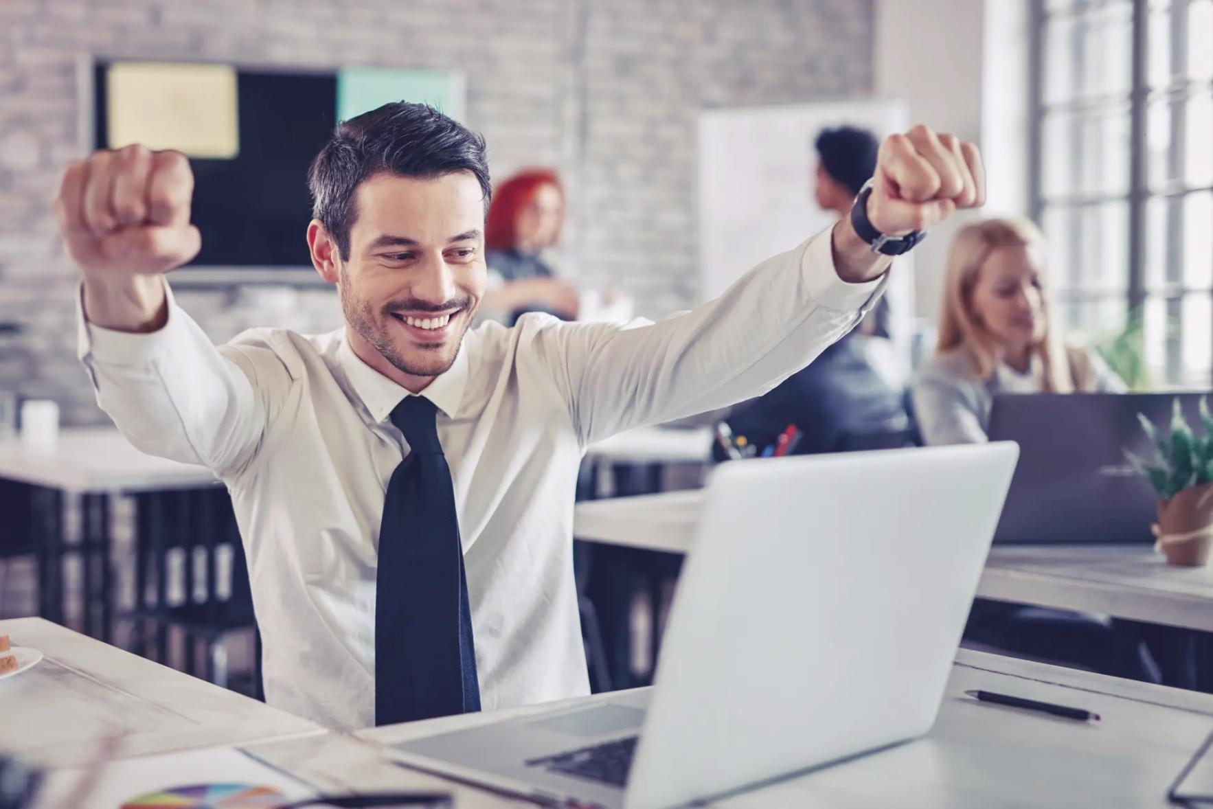 Estudiantes trabajando en ejercicios de análisis financiero
