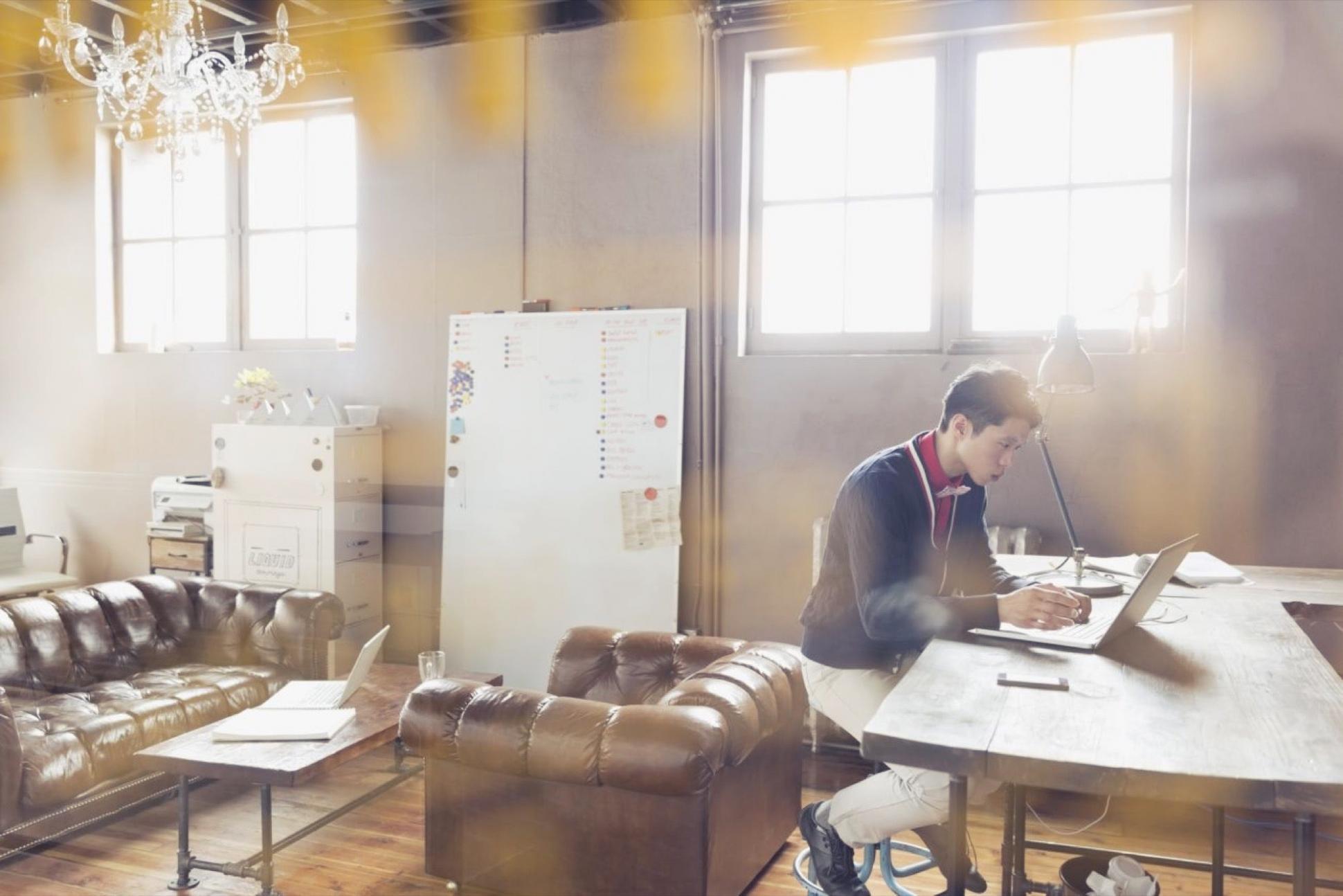 Equipo de feloralivo trabajando en análisis financiero complejo