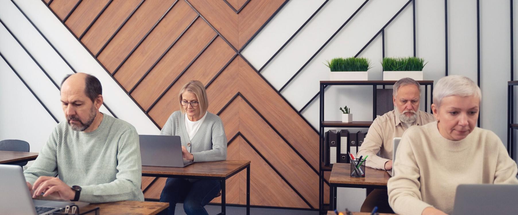 Profesional analizando datos financieros complejos en pantalla