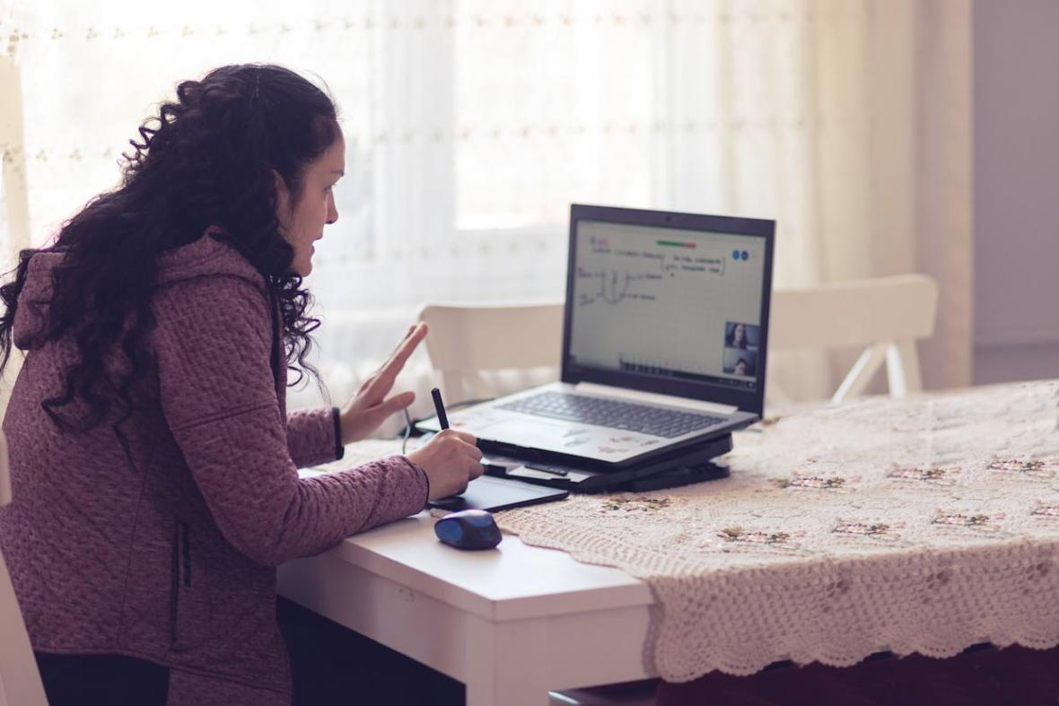 Equipo de feloralivo trabajando en proyecciones financieras