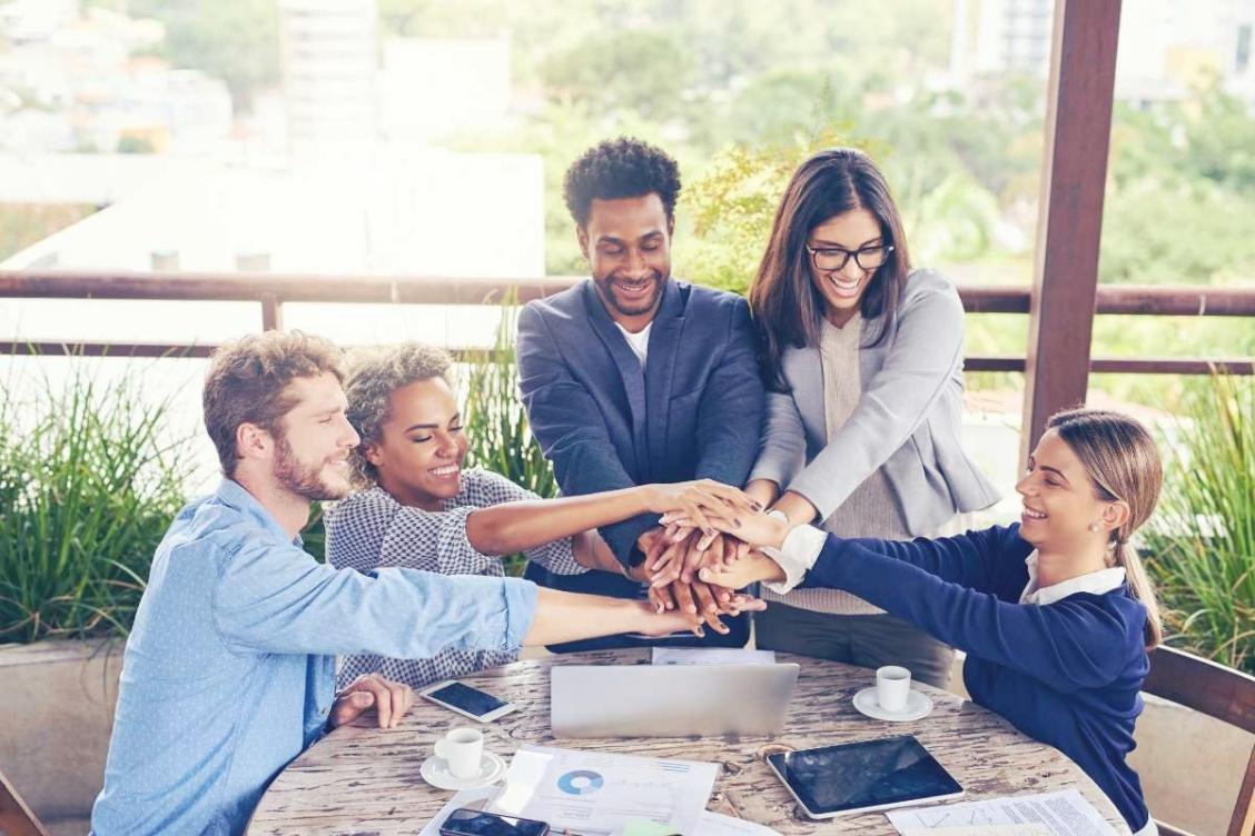 Profesional financiero presentando análisis de ratios y métricas clave