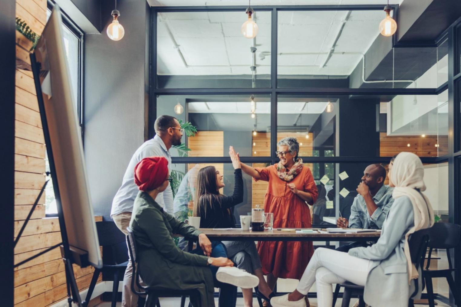 Analista financiero revisando modelos complejos en ordenador